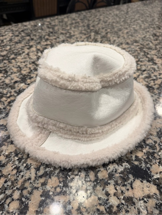 Urban Outfitters Accessories - Urban Outfitters Off-White Faux Shearling-Trim Bucket Hat